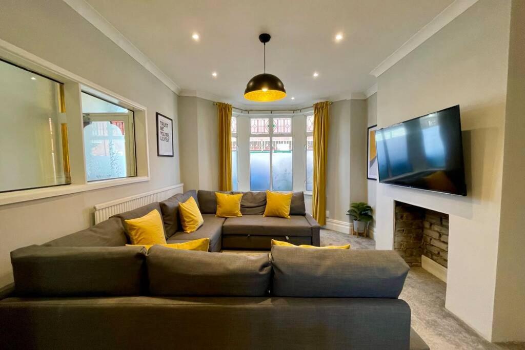 Large House Near Victoria Park For Groups, 10 Mins Bus To City Centre Кардифф Экстерьер фото